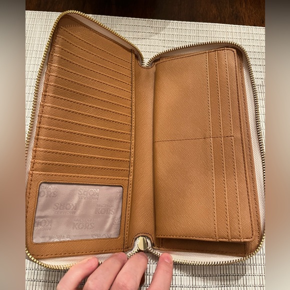 Like New Michael Kors Large Travel Wallet in Vanilla - Picture 4 of 4